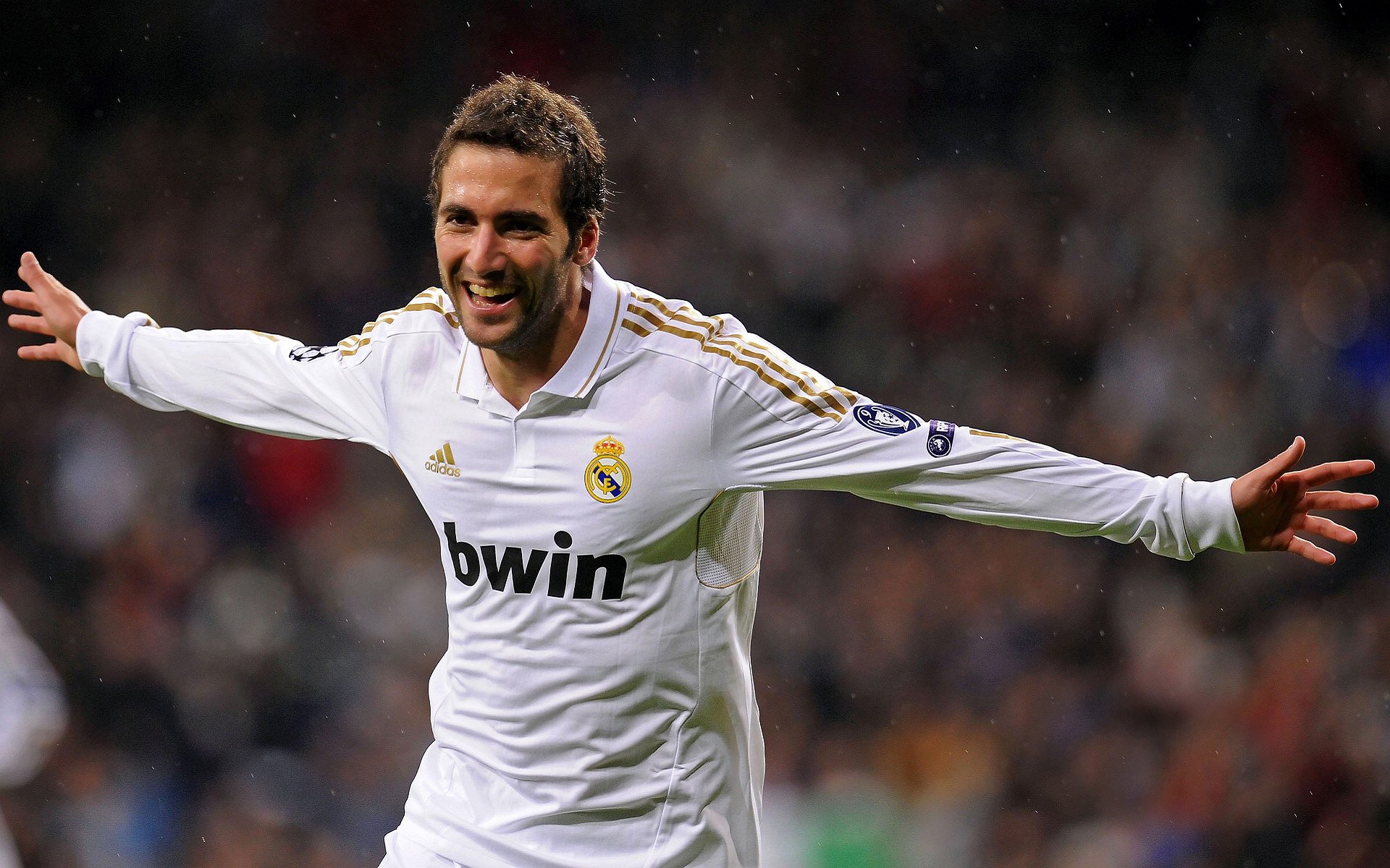 足球世界的平行宇宙，当日本攻陷那不勒斯，斯通斯在国家德比改写剧本